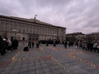 Свічки пам'яті та молитва: у Черкасах вшанували жертв Голодоморів Свічки пам'яті та молитва: у Черкасах вшанували жертв Голодоморів