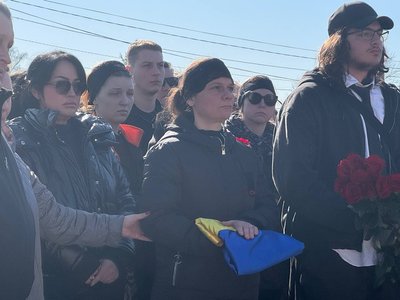 "Я звідси не піду. Це моя родина", — у Житомирі попрощалися з Героєм України Олександром Довгачем "Я звідси не піду. Це моя родина", — у Житомирі попрощалися з Героєм України Олександром Довгачем
