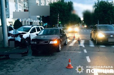 Аварія на перехресті вулиць Богаєвського та Троїцької у Кременчуці Аварія на перехресті вулиць Богаєвського та Троїцької у Кременчуці