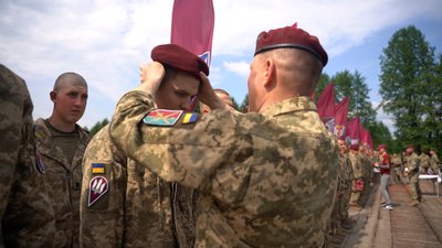 На Житомирщині курсанти одеської Військової академії отримали марунові берети ДШВ На Житомирщині курсанти одеської Військової академії отримали марунові берети ДШВ