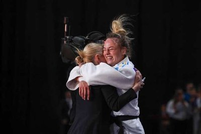 Дар'я Білодід з матір'ю після перемоги на чемпіонаті Європи-2024 з дзюдо Дар'я Білодід з матір'ю після перемоги на чемпіонаті Європи-2024 з дзюдо