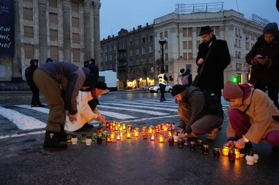 Жертв Голодоморів у Харкові вшанували, виклавши на площі Свободи хрест з лампадок з вогнем Жертв Голодоморів у Харкові вшанували, виклавши на площі Свободи хрест з лампадок з вогнем