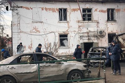 Пошкоджені будинок та автомобілі: фото наслідків російської атаки на Одесу 3 березня Пошкоджені будинок та автомобілі: фото наслідків російської атаки на Одесу 3 березня