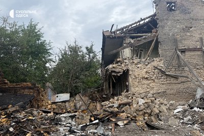 "Ми цілі дивом": мешканці будинку в Одесі розповіли про влучання російського дрона