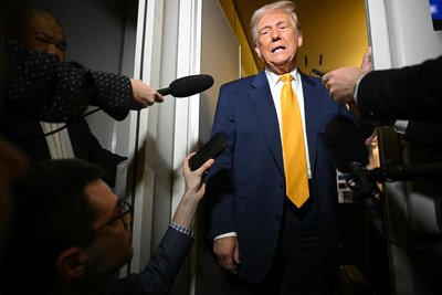 Президент США Дональд Трамп спілкується з журналістами на борту літака Президент США Дональд Трамп спілкується з журналістами на борту літака