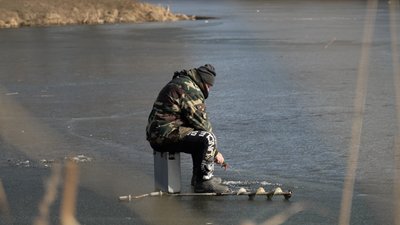 "Можна ще машиною їздити": що кажуть рибалки у Чернігові, які ловлять рибу на кризі у +12ºС "Можна ще машиною їздити": що кажуть рибалки у Чернігові, які ловлять рибу на кризі у +12ºС