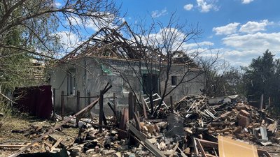 “Усе ледь тримається”: як жителі Ясної Поляни відновлюють будинки після удару “Смерчем” “Усе ледь тримається”: як жителі Ясної Поляни відновлюють будинки після удару “Смерчем”