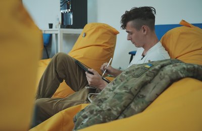 Чоловік створює ескіз малюнка на планшеті Чоловік створює ескіз малюнка на планшеті