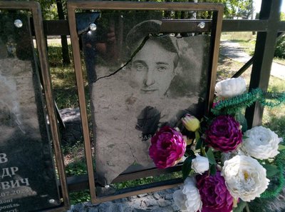 У Великій Писарівці на Сумщині через удар РФ пошкоджено пам’ятники Захисникам України У Великій Писарівці на Сумщині через удар РФ пошкоджено пам’ятники Захисникам України
