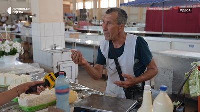 "Хоч хліба не буде, а молока вип'єш": як на Одещині живуть люди, які досі тримають корів "Хоч хліба не буде, а молока вип'єш": як на Одещині живуть люди, які досі тримають корів