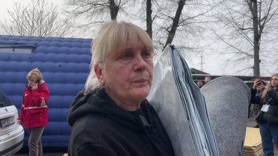 Прибирають сміття та закривають вибиті вікна. Що відбувається на місці удару по Дніпру на ранок 23 листопада Прибирають сміття та закривають вибиті вікна. Що відбувається на місці удару по Дніпру на ранок 23 листопада