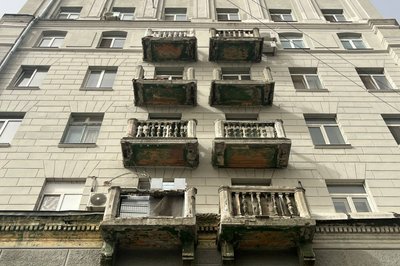 У середмісті Дніпра з будинку впала частина балкона: що кажуть місцеві та влада У середмісті Дніпра з будинку впала частина балкона: що кажуть місцеві та влада