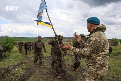 Морпіх "Кухар" вітає військових 505-го окремого батальйону після проходження усіх випробувань на "смузі морпіха" на півдні Морпіх "Кухар" вітає військових 505-го окремого батальйону після проходження усіх випробувань на "смузі морпіха" на півдні