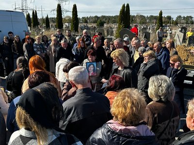 "Вони побігли допомагати людям". У Сумах попрощалися з вчителькою Мариною Чудесою та її мамою "Вони побігли допомагати людям". У Сумах попрощалися з вчителькою Мариною Чудесою та її мамою