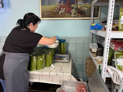 Тушковане м’ясо та каші: як в Ужгороді волонтери готують їжу для військових Тушковане м’ясо та каші: як в Ужгороді волонтери готують їжу для військових