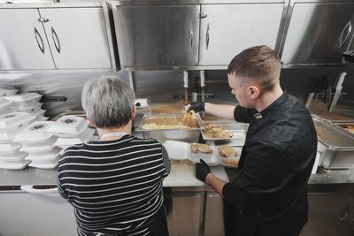 У фудтраку готують безплатні обіди для жителів Дергачів У фудтраку готують безплатні обіди для жителів Дергачів