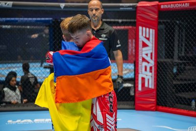 Обійми спортсменів після єдиноборства Обійми спортсменів після єдиноборства