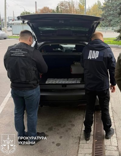 Пʼять тисяч доларів за службу в тилу: на Черкащині військового підозрюють у вимаганні Пʼять тисяч доларів за службу в тилу: на Черкащині військового підозрюють у вимаганні