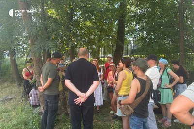 Кияни протестують проти вирубки дерев на Теремках: що кажуть у поліції та КМДА Кияни протестують проти вирубки дерев на Теремках: що кажуть у поліції та КМДА