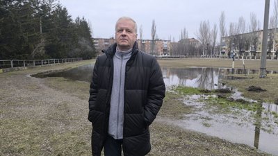 У Кривому Розі через аварію на трубопроводі на шкільному стадіоні утворилось озеро. На ньому оселились качки У Кривому Розі через аварію на трубопроводі на шкільному стадіоні утворилось озеро. На ньому оселились качки