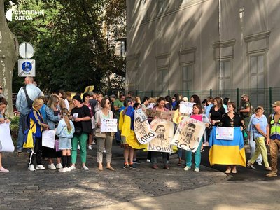 "Гроші на ЗСУ": в Одесі люди вкотре вийшли на мітинг проти тендерів на реконструкції будівель суду та театру "Гроші на ЗСУ": в Одесі люди вкотре вийшли на мітинг проти тендерів на реконструкції будівель суду та театру