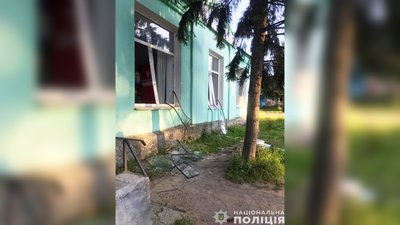 Внаслідок влучення дрона у Чернігівському районі пошкоджені три будинки, два магазини та будівля сільської ради Внаслідок влучення дрона у Чернігівському районі пошкоджені три будинки, два магазини та будівля сільської ради