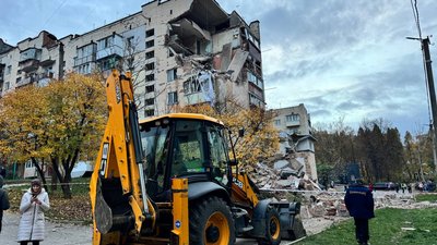 Трактор розбирає завали від вибуху Трактор розбирає завали від вибуху