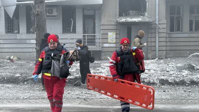 Медики у центрі Харкова на міці російського удару Медики у центрі Харкова на міці російського удару