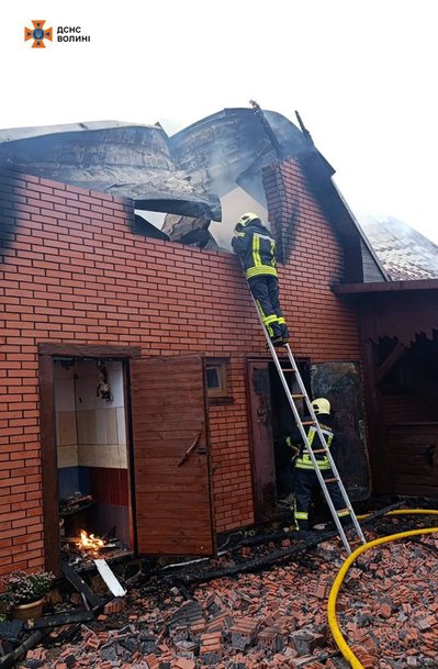 У селі біля Луцька горіла господарська споруда: вогонь перекинувся на будинок У селі біля Луцька горіла господарська споруда: вогонь перекинувся на будинок