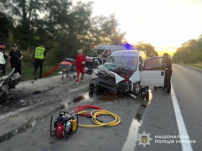 На Львівщині поліцейські розслідують ДТП, внаслідок якої травмовані семеро осіб