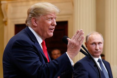 45-й президент США Дональд Трамп та очільник Кремля Володимир Путін в Гельсінкі 16 липня 2018 року 45-й президент США Дональд Трамп та очільник Кремля Володимир Путін в Гельсінкі 16 липня 2018 року