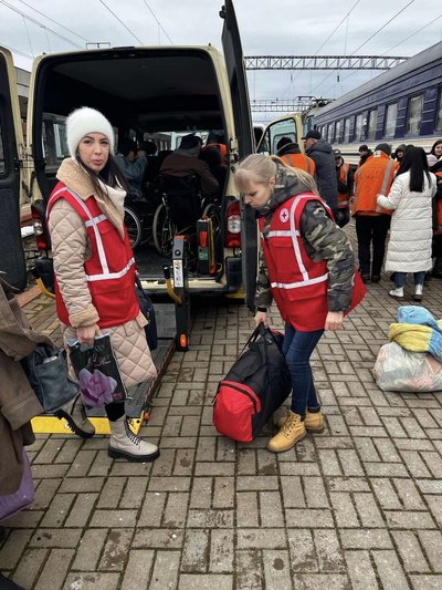 Понад 30 літніх та маломобільних жителів Херсонщини евакуювали на Житомирщину Понад 30 літніх та маломобільних жителів Херсонщини евакуювали на Житомирщину