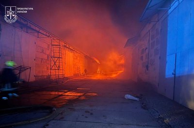 Нічний обстріл Одещини: горіли склади, травмувалася людина