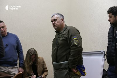 Військовий і колишній політв'язень Євген Панов (в центрі) прийшов в Печерський суд Києва підтримати полковника Іллю Лапіна Військовий і колишній політв'язень Євген Панов (в центрі) прийшов в Печерський суд Києва підтримати полковника Іллю Лапіна