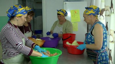 Термін придатності 12 місяців: на Вінниччині господині готують голубці для оборонців