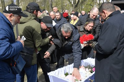 В Одесі попрощалися із загиблими внаслідок атаки РФ жінками та дитиною В Одесі попрощалися із загиблими внаслідок атаки РФ жінками та дитиною