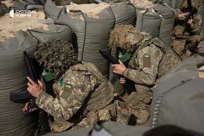 Новобранці зі страйкбольними рушницями під час тренувань ведення бою малими штурмовими групами в рамках БЗВП Новобранці зі страйкбольними рушницями під час тренувань ведення бою малими штурмовими групами в рамках БЗВП