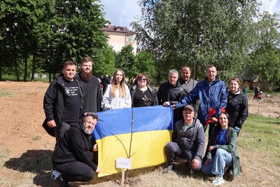 "Сад підтримки 2.0": у Вінниці висадили майже 250 дерев і зібрали кошти для авіаційного підрозділу "Сад підтримки 2.0": у Вінниці висадили майже 250 дерев і зібрали кошти для авіаційного підрозділу