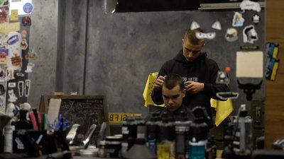 «Він поїхав — і я вирішив вчитися»: 16-річний хлопець із Мени продовжує справу брата-барбера, який долучився до ЗСУ «Він поїхав — і я вирішив вчитися»: 16-річний хлопець із Мени продовжує справу брата-барбера, який долучився до ЗСУ