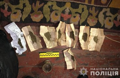 Вилучили РПГ, міни, патрони та наркотики. Раніше судимого жителя Криворіжжя підозрюють у збуті зброї Вилучили РПГ, міни, патрони та наркотики. Раніше судимого жителя Криворіжжя підозрюють у збуті зброї
