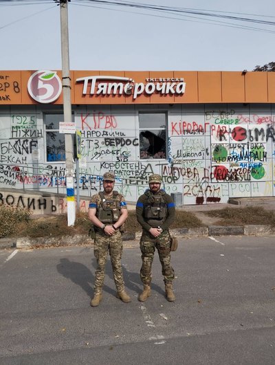 "Боялась дотиками зробити боляче". Чернівчанка Артенюк доглядає за хлопцем після того, як той отримав опіки на фронті "Боялась дотиками зробити боляче". Чернівчанка Артенюк доглядає за хлопцем після того, як той отримав опіки на фронті