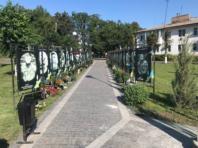 "Молимось… Чекаємо…": в Андрушівці на Алеї Героїв відкрили стелу безвісти зниклим героям російсько-української війни "Молимось… Чекаємо…": в Андрушівці на Алеї Героїв відкрили стелу безвісти зниклим героям російсько-української війни