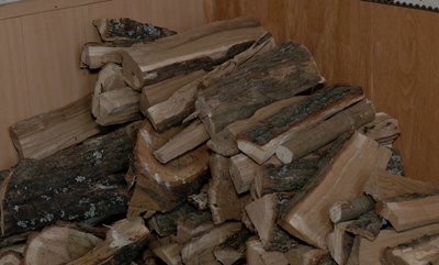 Економить наш бюджет»: у Кам’янській громаді переселенцям безоплатно привозять дрова Економить наш бюджет»: у Кам’янській громаді переселенцям безоплатно привозять дрова