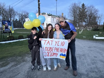 Після 23 місяців полону: на Вінниччині зустріли звільненого військового Олександра Кенєва Після 23 місяців полону: на Вінниччині зустріли звільненого військового Олександра Кенєва