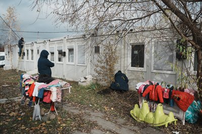 Люди в модульному містечку в Харкові, 3 листопада 2025 Люди в модульному містечку в Харкові, 3 листопада 2025