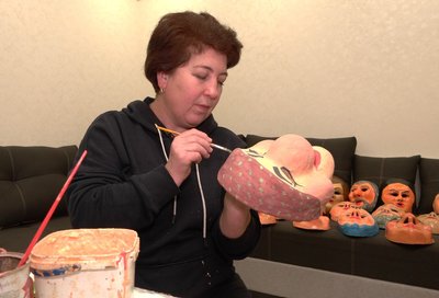 Були серед декорацій для фільму "Памфір". Історія подружжя з Буковини, яке понад 15 років виготовляє маски для Маланки Були серед декорацій для фільму "Памфір". Історія подружжя з Буковини, яке понад 15 років виготовляє маски для Маланки