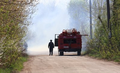 Пожежні контролюють осередок займання Пожежні контролюють осередок займання
