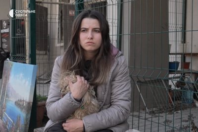 "Іншого житла немає": мешканці пошкодженої багатоповерхівки в Одесі забирають речі після атаки