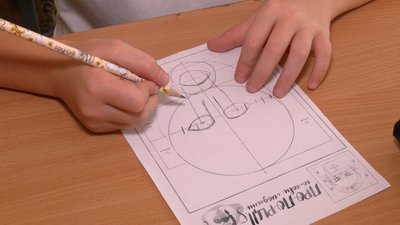 Шестикласник на уроці образотворчого мистецтва вчились малювати портрет Шестикласник на уроці образотворчого мистецтва вчились малювати портрет
