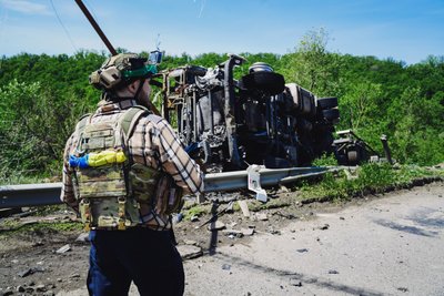 На кільцевій дорозі Харкова внаслідок влучання FPV-дрона згоріла автівка На кільцевій дорозі Харкова внаслідок влучання FPV-дрона згоріла автівка